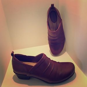 BRAND NEW Earth Burgundy Leather Ankle Shootie